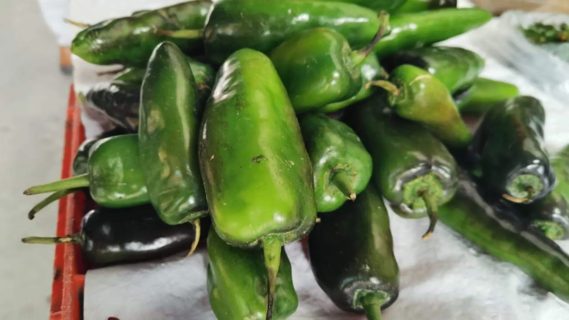 Chile mirando la oferta de cultivos en el mercado rodante en el norte de Veracruz 